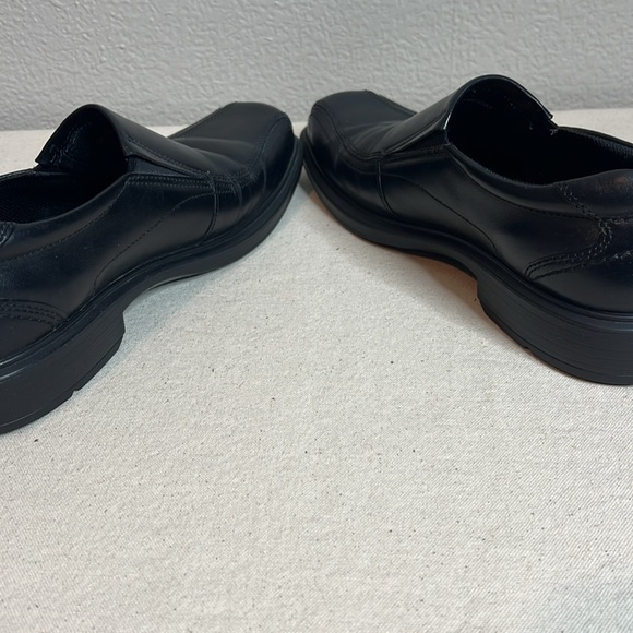 ECCO Men’s Black Leather Slip-On Loafers | Comfort Dress Shoes - Picture 4 of 6